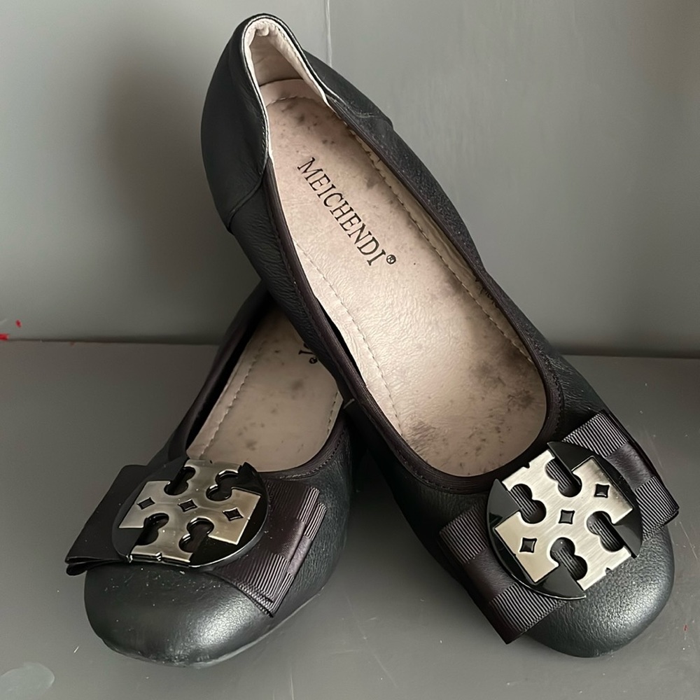 Cute black bow Black low heal shoes.